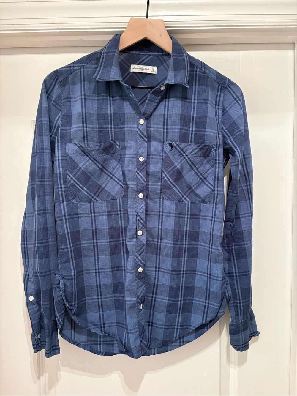 Women’s Abercrombie & Fitch blue plaid button-up shirt w/classic logo size XS